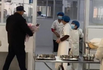 保安大叔给食堂阿姨送花 被围观后害羞逃跑