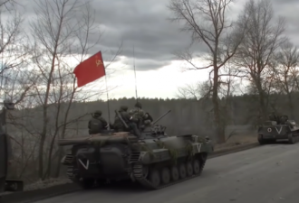 俄军重型装甲部队行军 坦克挂苏联国旗