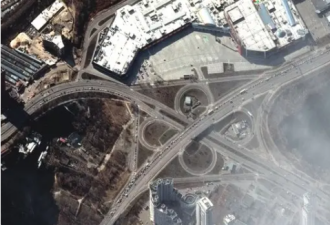 俄军逼近 卫星图像捕捉到超长车队撤离基辅