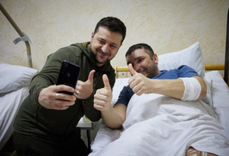 乌克兰总统泽连斯基赴医院看望受伤士兵
