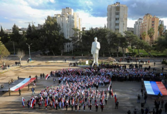 叙利亚学生组成怪异巨型Z队形 支持俄罗斯入侵