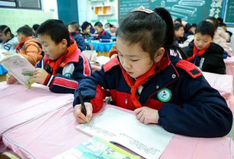 "夹缝求生"的小学老师:管不住孩子,惹不起家长