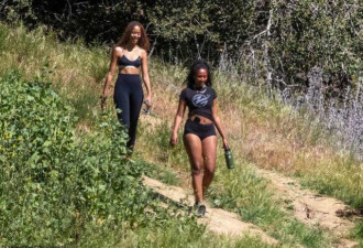 奥巴马俩女儿山路徒步，身形差别大都很健美