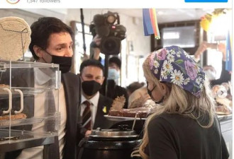 火了! 杜鲁多突访多伦多面包店大方搂美女拍照