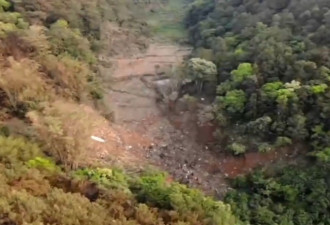 坠毁处地面焦黑 土地全翻急寻幸存者