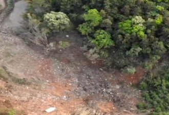 坠毁处地面焦黑 土地全翻急寻幸存者