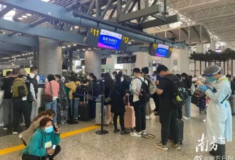 东航失事后 广州机场民众排队退票