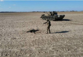 俄兵开T-72战车投降 乌国将重赏