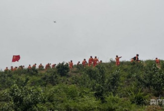直击坠机核心区:救援人员像梳子梳头一样搜遍山
