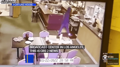 监控：中餐馆被抢，员工被打 店内满是顾客