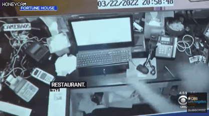 监控：中餐馆被抢，员工被打 店内满是顾客