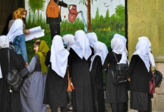阿富汗女子中学重开数小时后 塔利班下令关闭