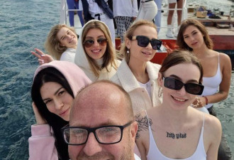 乌克兰花花公子和女伴们被困海岛