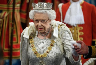 英媒：英国女王现在只能坐轮椅 她不想被人看到