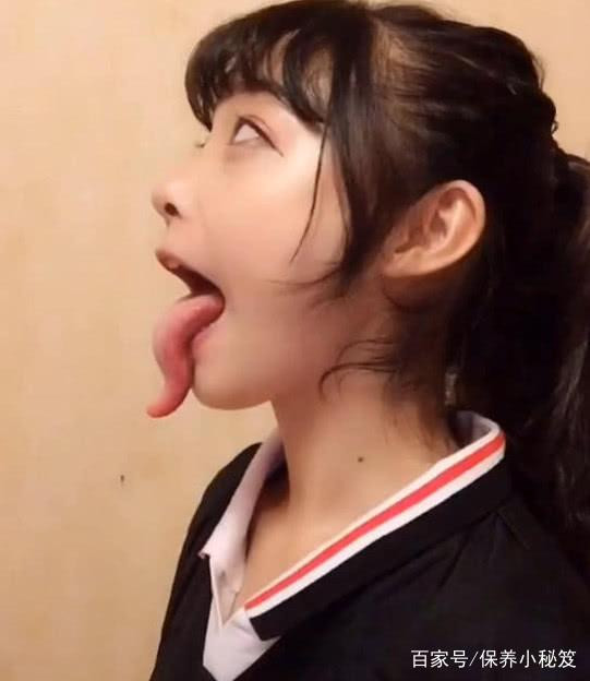 抖音小姐姐展示“舌技”，弯曲程度让人惊讶，网友：简直神了！ - 雪花新闻