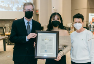 火了！加拿大21岁华人妹子获市长亲自颁奖