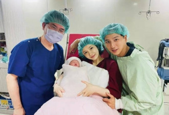 棒棒堂成员杨奇煜晒全家福 官宣二胎