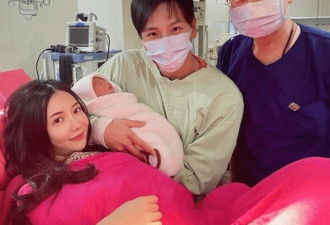棒棒堂成员杨奇煜晒全家福 官宣二胎