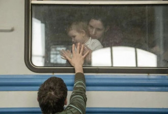 德国华人当志愿者迎接乌克兰难民