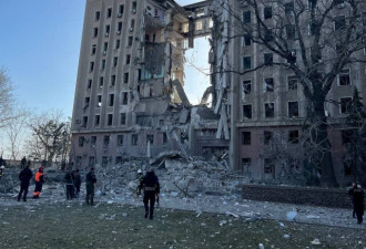 飞弹直灌乌克兰政府大楼炸出恐怖巨洞