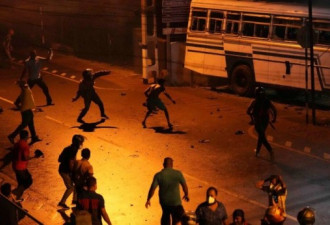 斯里兰卡每天停电10小时 群众纵火喊总统下台