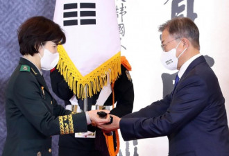 文在寅向韩国准将授剑 口罩上写了四个汉字