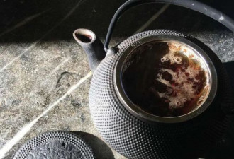 茶水表面有层膜，是茶脏了还是茶杯脏了？
