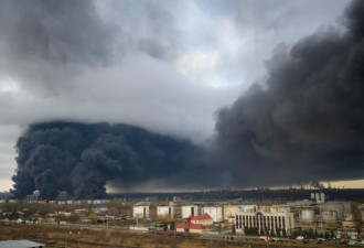 乌敖德萨港遭空袭 爆炸浓烟与火光接踵而至
