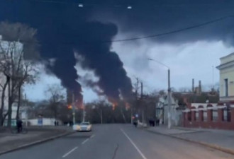 乌南港口城敖德萨遭导弹轰炸 燃料库6连爆