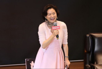 67岁的林青霞穿粉色裙子丝毫不显老