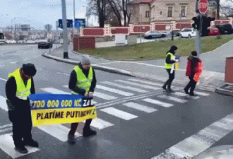 多名捷克人跪路上声援乌克兰被司机揍:阻塞道路
