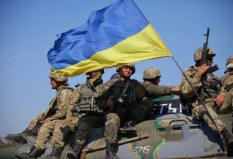 乌克兰军人在美训练使用弹簧刀无人机