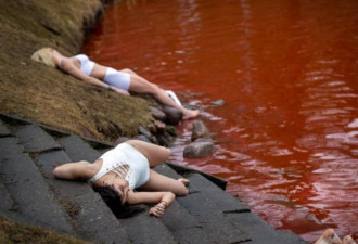 太震撼：俄罗斯大使馆前池塘被“鲜血”染红