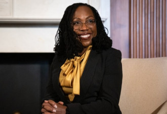 美国迎来首位黑人女性大法官 这意味着什么？