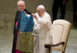 教宗手持乌克兰国旗 谴责布查屠杀暴行