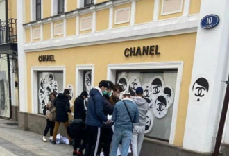 香奈儿莫斯科门店墙上被曝出现希特勒面孔贴画