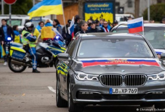 德国多地出现挺俄车队游行 引发争议