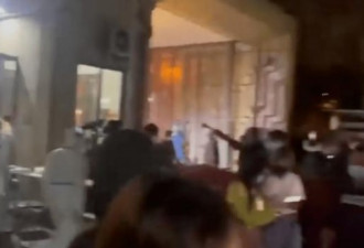 网传上海人开车撞警要物资 现场有枪声