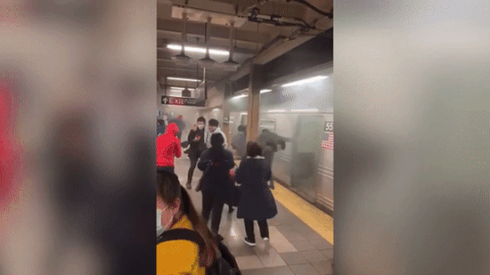 蒙面枪手血洗纽约地铁 现场视频曝光