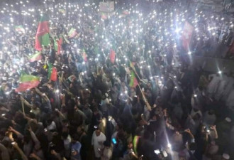 巴基斯坦爆抗议 万人挥舞手电筒涌上街头