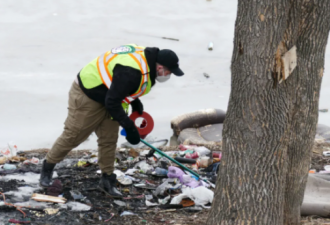 河岸满地垃圾！30名志愿者沿岸清理