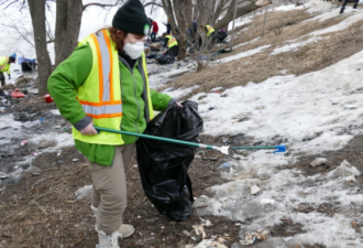 河岸满地垃圾！30名志愿者沿岸清理