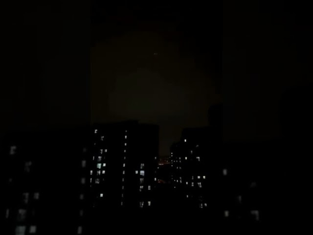 上海一小区深夜集体大声唱英文?,听到一半?了…