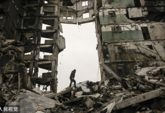 遇袭后的顿巴斯 居民在废墟中寻找财物