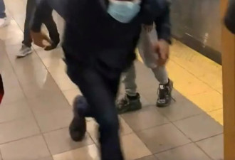 纽约地铁枪击：有些人没有逃离 开始了拯救