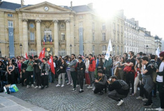 不满总统大选投票结果 巴黎学生示威抗议
