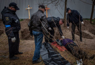 俄罗斯入侵乌克兰：在布查镇收尸