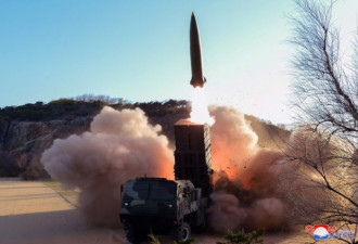 朝鲜试射新型战术制导武器 金正恩现场观摩