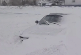 加拿大历史上漫过屋顶的积雪你见过没？