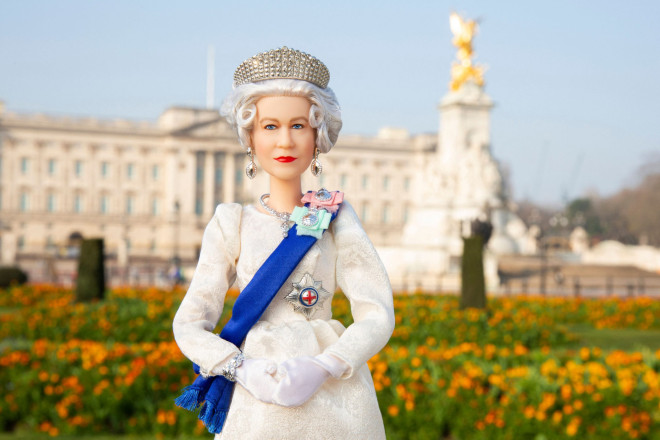英国女王伊丽莎白二世独特芭比娃娃首卖登热销榜首!75美元带回家| 瓜媒体